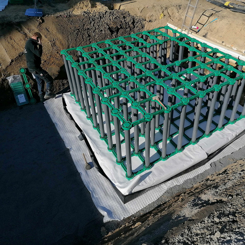 Soil cell system with extra waterretention system underneath to capture extra water. this water is available during dry summers by capillary cloth.